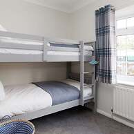 Coastal Retreat for 8 With Hot Tub - Walk to Beach