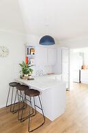 Coastal Retreat for 8 With Hot Tub - Walk to Beach