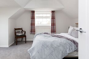 Coastal Retreat for 8 With Hot Tub - Walk to Beach