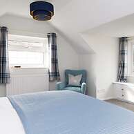 Coastal Retreat for 8 With Hot Tub - Walk to Beach