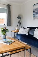 Coastal Retreat for 8 With Hot Tub - Walk to Beach