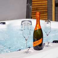 Coastal Retreat for 8 With Hot Tub - Walk to Beach