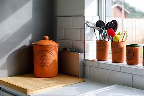 Coastal Retreat for 8 With Hot Tub - Walk to Beach