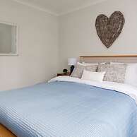 Coastal Retreat for 8 With Hot Tub - Walk to Beach