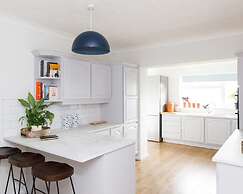 Coastal Retreat for 8 With Hot Tub - Walk to Beach