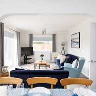 Coastal Retreat for 8 With Hot Tub - Walk to Beach