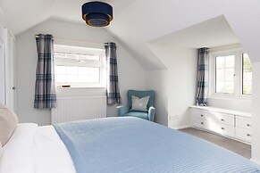 Coastal Retreat for 8 With Hot Tub - Walk to Beach