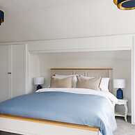 Coastal Retreat for 8 With Hot Tub - Walk to Beach