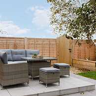 Coastal Retreat for 8 With Hot Tub - Walk to Beach