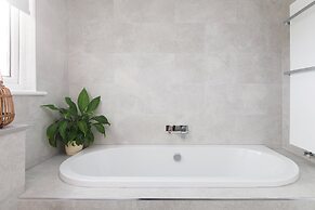 Coastal Retreat for 8 With Hot Tub - Walk to Beach