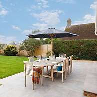 Coastal Retreat for 8 With Hot Tub - Walk to Beach