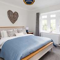 Coastal Retreat for 8 With Hot Tub - Walk to Beach