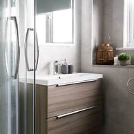 Coastal Retreat for 8 With Hot Tub - Walk to Beach