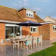 Coastal Retreat for 8 With Hot Tub - Walk to Beach