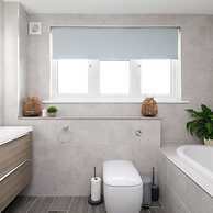 Coastal Retreat for 8 With Hot Tub - Walk to Beach