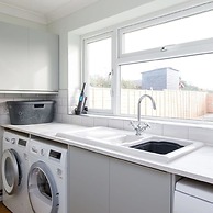 Coastal Retreat for 8 With Hot Tub - Walk to Beach