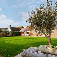 Coastal Retreat for 8 With Hot Tub - Walk to Beach