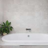 Coastal Retreat for 8 With Hot Tub - Walk to Beach