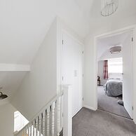 Coastal Retreat for 8 With Hot Tub - Walk to Beach