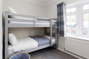 Coastal Retreat for 8 With Hot Tub - Walk to Beach