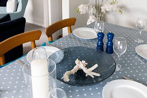 Coastal Retreat for 8 With Hot Tub - Walk to Beach