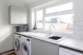 Coastal Retreat for 8 With Hot Tub - Walk to Beach