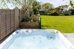 Coastal Retreat for 8 With Hot Tub - Walk to Beach