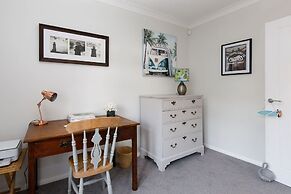 Coastal Retreat for 8 With Hot Tub - Walk to Beach