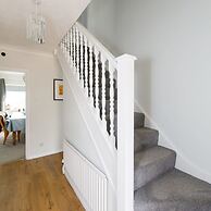 Coastal Retreat for 8 With Hot Tub - Walk to Beach