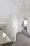 Coastal Retreat for 8 With Hot Tub - Walk to Beach