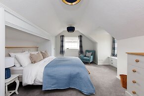 Coastal Retreat for 8 With Hot Tub - Walk to Beach