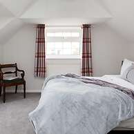 Coastal Retreat for 8 With Hot Tub - Walk to Beach