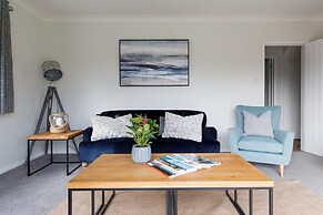 Coastal Retreat for 8 With Hot Tub - Walk to Beach