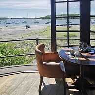 Coastal Retreat for 8 With Hot Tub - Walk to Beach