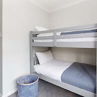 Coastal Retreat for 8 With Hot Tub - Walk to Beach