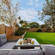 Coastal Retreat for 8 With Hot Tub - Walk to Beach