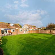 Coastal Retreat for 8 With Hot Tub - Walk to Beach