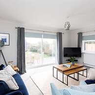 Coastal Retreat for 8 With Hot Tub - Walk to Beach