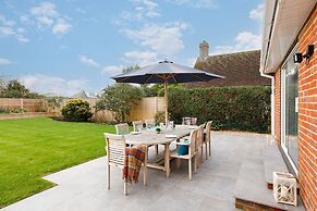 Coastal Retreat for 8 With Hot Tub - Walk to Beach