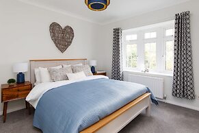 Coastal Retreat for 8 With Hot Tub - Walk to Beach