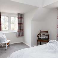 Coastal Retreat for 8 With Hot Tub - Walk to Beach