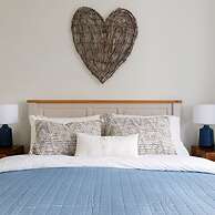 Coastal Retreat for 8 With Hot Tub - Walk to Beach