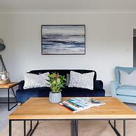 Coastal Retreat for 8 With Hot Tub - Walk to Beach