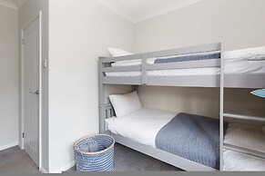 Coastal Retreat for 8 With Hot Tub - Walk to Beach