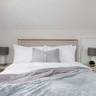 Coastal Retreat for 8 With Hot Tub - Walk to Beach