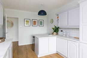 Coastal Retreat for 8 With Hot Tub - Walk to Beach