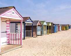 Coastal Retreat for 8 With Hot Tub - Walk to Beach