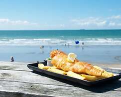 Coastal Retreat for 8 With Hot Tub - Walk to Beach