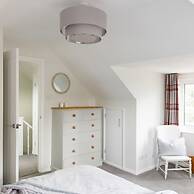 Coastal Retreat for 8 With Hot Tub - Walk to Beach