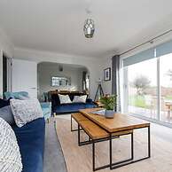 Coastal Retreat for 8 With Hot Tub - Walk to Beach